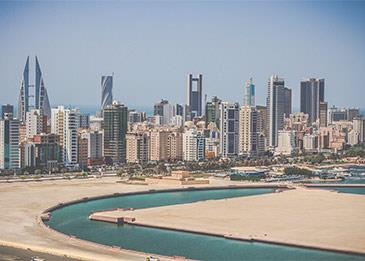 البحرين تدفع 50 بالمئة من أجور العاملين بالقطاع الخاص وتتكفل بفواتير الكهرباء لمواطنيها
