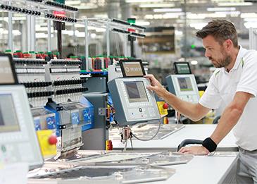 Bentley  تحتفل بيوم آلة الحياكة: الجمع بين المهارات التقليدية وأحدث التقنيات العالمية