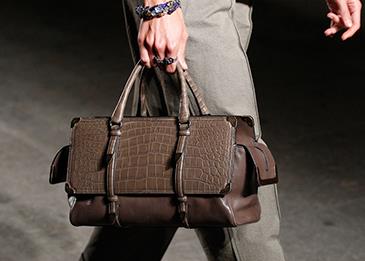 خدمة جديدة من Bottega Veneta ... توقيعك على حقيبتك