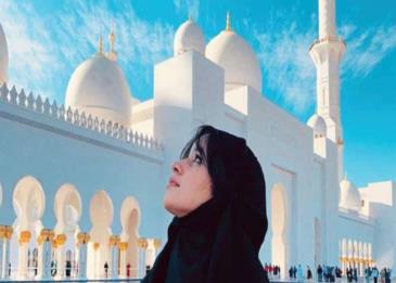 اضغط لمشاهدة الفيديو: كاميلا كابيلو مرتديةً الحجاب في جامع الشيخ زايد