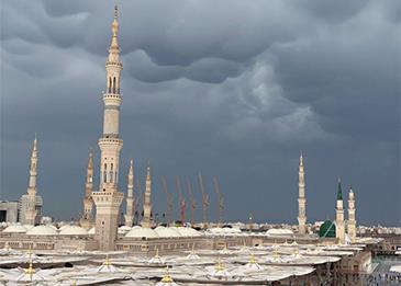 "الماماتوس" ظاهرة نادرة في سماء المسجد النبوي