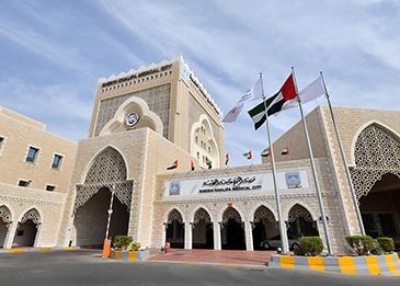 شاهد احتفال الأطباء بتعافي أصغر مصاب بكورونا في الإمارات