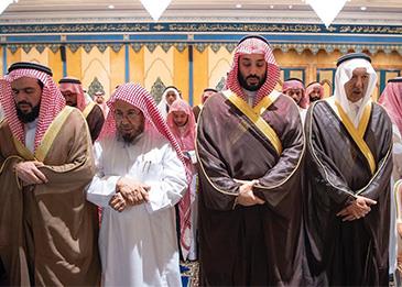بالفيديو.. أمير الرياض يبكي والده الأمير بندر بن عبدالعزيز وولي العهد يقف متأثرًا