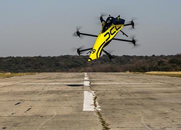 فيديو لأول طائرة "درون" في العالم تقوم بحركات أكروباتية