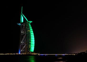 بالصور: معالم الإمارات الشهيرة تضيء باللون الأخضر احتفاءً باليوم الوطني الأيرلندي