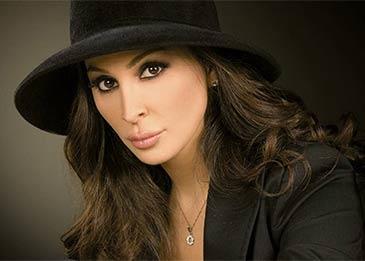 شاهد بكاء إليسا على المسرح بسبب مرضها