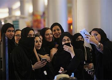 الإمارات تبدأ في تمديد إقامة المطلقات والأرامل لمدة عام