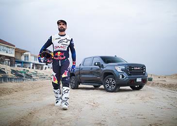 بطل العالم الدرّاج الإماراتي محمد البلوشي يقود سيارة سييرا AT4 2019