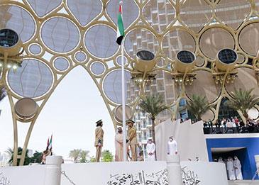 محمد بن راشد يرفع علم الإمارات في "إكسبو 2020" احتفاءً بيوم العلم