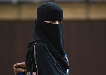 "البنت زي الولد".. سعودية تفتتح أول مكتب عقاري نسائي بالخليج