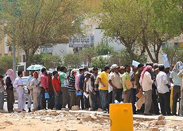 "الجوازات" توضح عقوبة نقل أو تشغيل المخالفين لنظامي العمل والإقامة