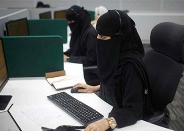 العمل السعودية: لا يجوز فصل العاملة أو إنذارها بالفصل خلال إجازة الوضع