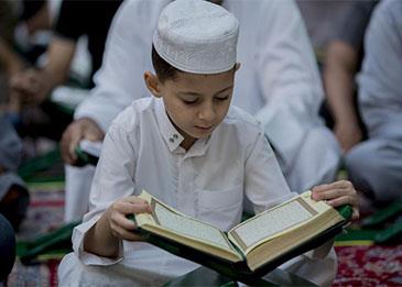 فيديو لشاب يبكي فرحًا بإتمام حفظ القرآن الكريم يثير إعجاب المغردين
