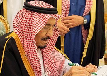الملك سلمان يصرف مكافآت ضخمة تقدر بـ 19 مليون لنحو 600 موظف