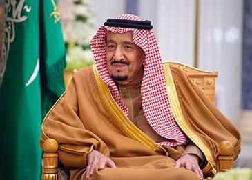 الملك سلمان يحكي قصة حجزه بأمر من والده في تسجيل نادر