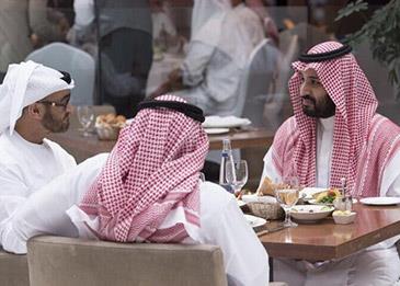 بالفيديو: الأمير محمد بن سلمان ومحمد بن زايد في أحد مطاعم الرياض