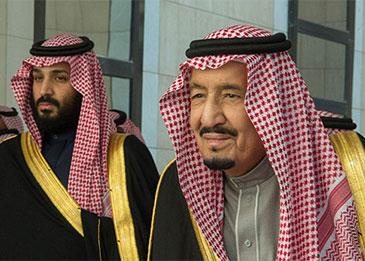 سيلفي تجمع ولي العهد والملك سلمان... والمغردون يصفونها بـ "أفخم سيلفي"