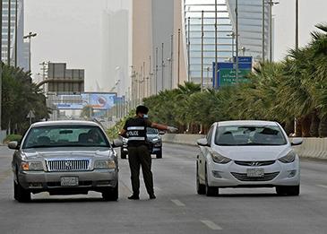 السعودية تقدم ساعات حظر التجول في جدة وتعلق الدخول والخروج منها