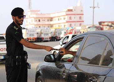 المرور السعودي يوضح الغرامة المقررة على "وضع ستائر في السيارات"