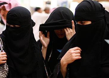 السعودية تقترب من إلغاء شرط المحرم للمبتعثات