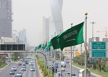 السعودية تفرض 300 ريال رسومًا لمن يريد تمديد زيارته إلى المملكة لمدة أربعة أيام