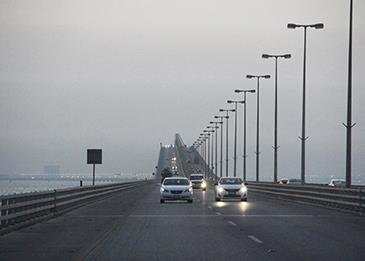 السعودية توضح حقيقة إغلاق جسر الملك فهد