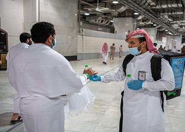 السعودية توزع أكثر من مليون عبوة ماء زمزم ذات الاستخدام الواحد لقاصدي المسجد الحرام