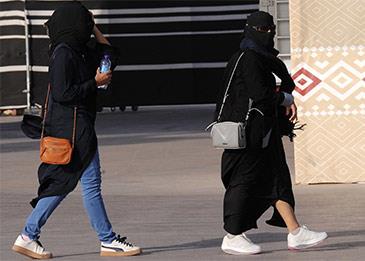 السعودية تعفي الأجانب من إثبات سجل الأسرة عند شغل غرف الفنادق