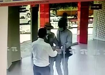 بالفيديو .. شاهد كيف استطاع هذا الحارس إحباط محاولة السرقة