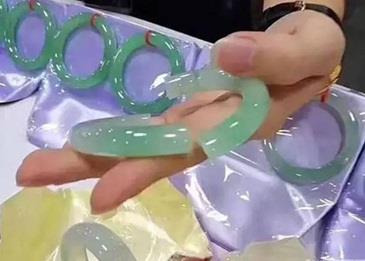 فقدت الوعي في متجر للمجوهرات .. فماذا حدث