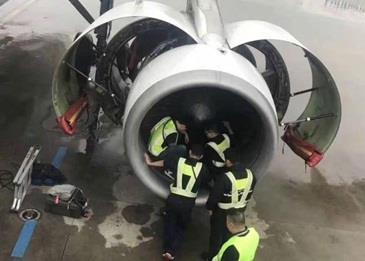 عجوز تؤجل إقلاع الطائرة بسبب تصرفها العجيب