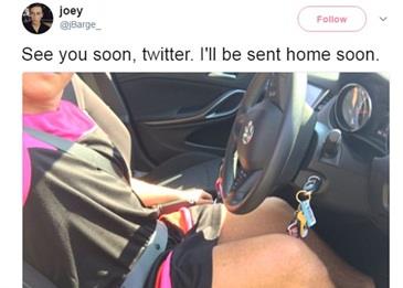 كيف قرر هذا الرجل الاعتراض على قانون العمل بارتداء فستان زهري