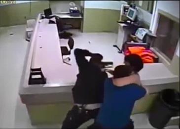 بالفيديو .. متهم بالقتل يحاول الهرب من السجن لثاني مرة .. فهل ينجح؟