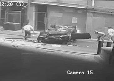 بالفيديو .. سيارة تقفز من موقف متعدد الأدوار وتنقلب فوق سيارة أخرى