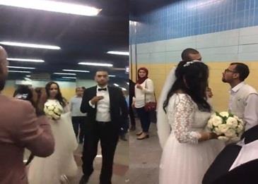 بالفيديو .. بدلًا من السيارات الفارهة .. عروسين في المترو