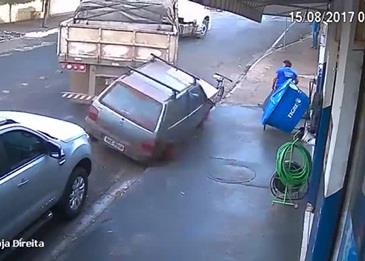 بالفيديو .. تفاجأ باقتحام شاحنة للمتجر وتنجو بحياتها بمعجزة