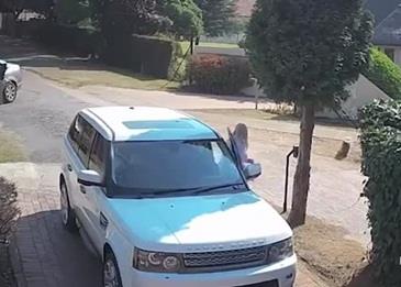 بالفيديو .. هكذا نجا هذين الزوجين من السرقة المسلحة