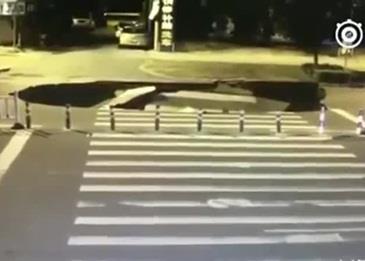 يتسبب في حادث بسبب الهاتف المحمول .. فيديو