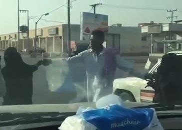 بالفيديو .. عراك بين متسولتين في إشارة للمرور