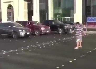 بالفيديو .. مراهق يرقص في إشارة للمرور
