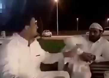 سعودي يتفاخر بضربه لمقيم في فيديو منتشر