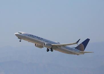 تحذير لقائد الطائرة يصيب الركاب بالرعب