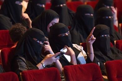 سعوديات يروين تجربتهم مع الحب من طرف واحد وبائع الكليجا الوسم يتقدم التغريدات!