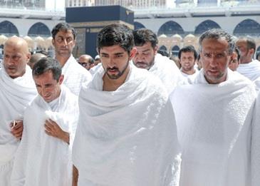 بالصور: ولي عهد دبي يؤدي مناسك العمرة
