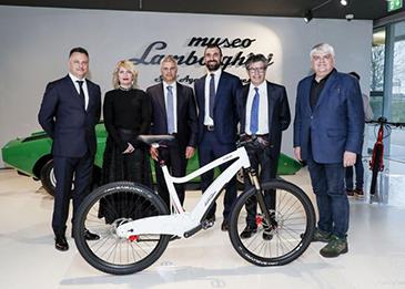 لامبورجيني تكشف عن أول درجاتها الكهربية المذهلة