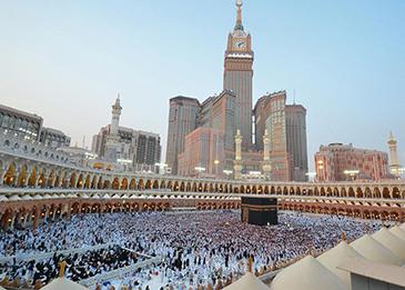 وضع أكبر مجسم للقرآن الكريم في العالم بمكة المكرمة... عمره 600 عام