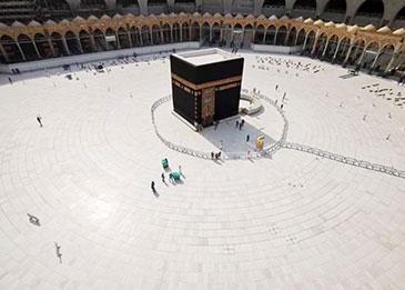 السعودية تعلق الصلاة والتواجد في ساحات الحرمين