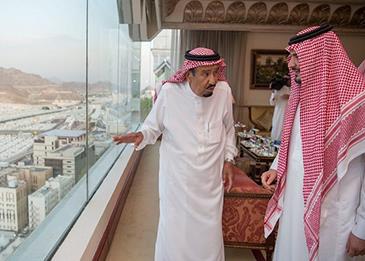 الملك سلمان يصل لـ "منى" لخدمة الحجاج والإشراف على راحتهم