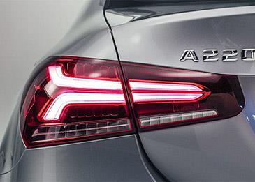 شاهد: سيارة مرسيدس تركن فوق سيارة أخرى