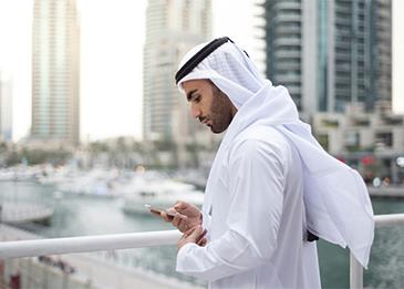 "العمل السعودية" تتيح التأشيرات الفورية مقابل التوطين